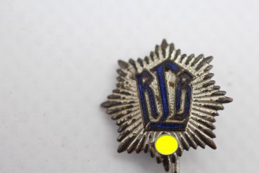 Konvolut Anstecknadeln Reichsluftschutzbund (RLB) und Miniatur Flugzeugführerabzeichen