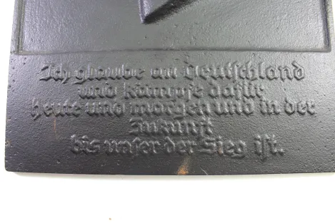 Wand Ehrenplakette A.H. in Eisen, vorderseitig geschwärzt mit Leitspruch