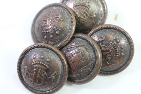 5 Metall Knöpfe mit Wappen, Bestand aus einer alten Uniformschneiderei