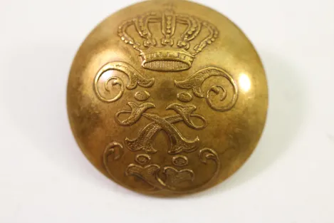 1x Uniform Knopf 1800 - 1870 mit Hersteller H. Köhler, Bestand aus einer alten Uniformschneiderei