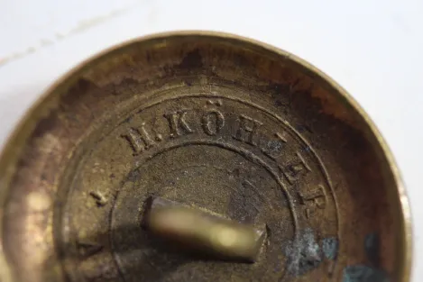 1x Uniform Knopf 1800 - 1870 mit Hersteller H. Köhler, Bestand aus einer alten Uniformschneiderei
