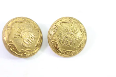 2x Metall Uniform Knopf mit gekröntem Herrscher Monogramm, Bestand aus einer alten Uniformschneiderei
