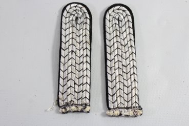 Paarige Schulterklappen für einen Feldmeister des RAD auf schwarzem Tuch