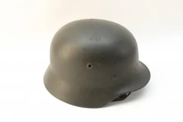 Wehrmacht Stahlhelm M40 Rauhtarn NS66 mit Abzeichen und markiert