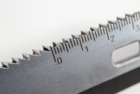 DDR NVA Kampfmesser KM 87 Überlebensmesser der Nationalen Volksarmee, komplett mit Überlebenskapsel