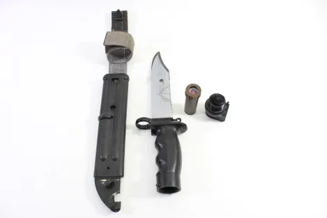 DDR NVA Kampfmesser KM 87 Überlebensmesser der Nationalen Volksarmee, komplett mit Überlebenskapsel