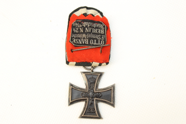ww1 Iron Cross 2nd Class on a single clasp, both with manufacturer