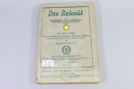 Der Rekrut" Eine Unterrichtsfibel für junge Soldaten datiert 1935/36 mit 191 Seiten. ​​​​​​​Schutzumschlag