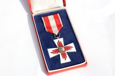 Badge of honor for merits in fire protection in silver in a case