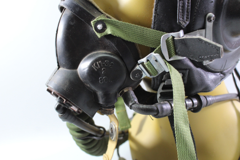 Original DDR NVA Pilotenhelm für Kampfflugzeuge ZSh-5 mit Sauerstoffmaske KM-34 – MiG-21 Kampfflieger Helm