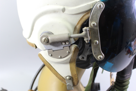 Original DDR NVA Pilotenhelm für Kampfflugzeuge ZSh-5 mit Sauerstoffmaske KM-34 – MiG-21 Kampfflieger Helm