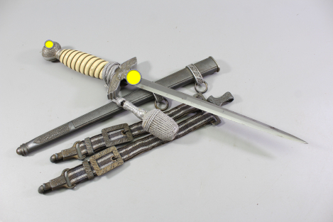 Preview: Originaler ungereinigter Offiziersdolch der Luftwaffe mit Gehänge und Portepee Hersteller Clemen & Jung, Solingen,