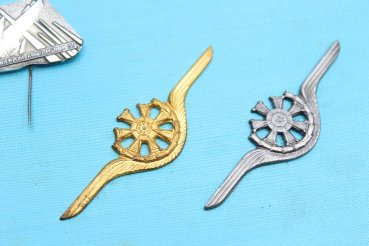 Preview: Tablett mit 7 polnischen Auszeichnungen der Luftwaffe auf Pappe