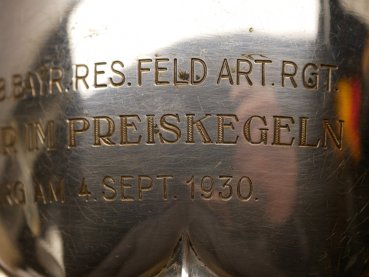 Schwerer Silber Pokal mit Inschrift "Vereinigung 8. Bayr. Res. Feld Art. Rgt. - Dem Sieger im Preiskegeln - Augsburg am 4. Sept. 1930"