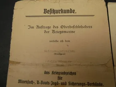 Kleiner Marine Nachlass eines Matrosengefreiten - Urkunde zum EK2 + Minensucher + Minensucherabzeichen + Erkennungsmarke + Feldspange + Miniatur