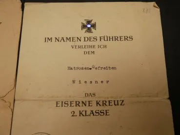 Kleiner Marine Nachlass eines Matrosengefreiten - Urkunde zum EK2 + Minensucher + Minensucherabzeichen + Erkennungsmarke + Feldspange + Miniatur