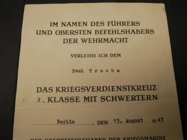 Kleiner Kriegsmarine Nachlass - Urkunde + Orden zum KVK 2. Klasse mit Hersteller 92 + Ärmelabzeichen