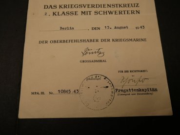 Kleiner Kriegsmarine Nachlass - Urkunde + Orden zum KVK 2. Klasse mit Hersteller 92 + Ärmelabzeichen