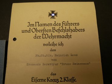 Kriegsmarine Nachlass Urkunden und Orden Kommando Zerstörer " Bruno Heinemann " - EK2 in Tüte + Blockadebrecher mit Miniatur