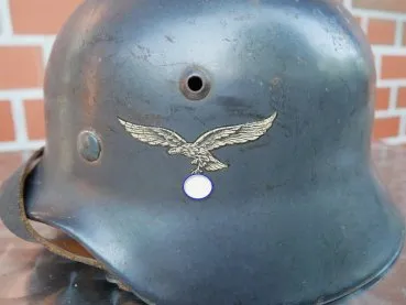 Luftwaffe Stahlhelm M35 mit zwei Emblemen - gestempelt "Fl.Ausb.Rgt.23" 1939 in Magdeburg aufgestellt