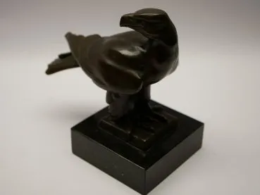 Paperweight / desk decoration in the shape of an eagle