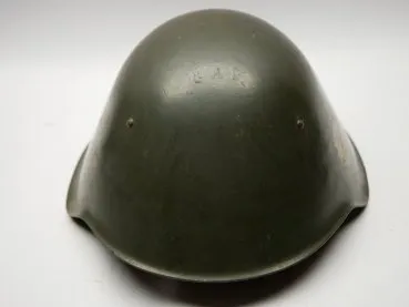 Seltener Stahlhelm der KVP Kasernierte Volkspolizei M56 mit einem Emblem von 1962