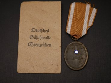 Schutzwall Ehrenzeichen am Band mit Verleihungstüte