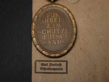 Schutzwall Ehrenzeichen am Band mit Verleihungstüte