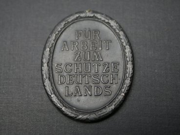 Schutzwall Ehrenzeichen - beschädigter Bodenfund