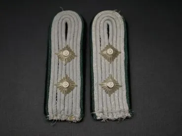 Waffen-SS pair of shoulder boards for an SS-Hauptsturmführer - Mountain Infantry or SD Security Service