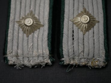 Waffen-SS Paar Schulterstücke für einen SS-Hauptsturmführer - Gebirgsjäger oder SD Sicherheitsdienst