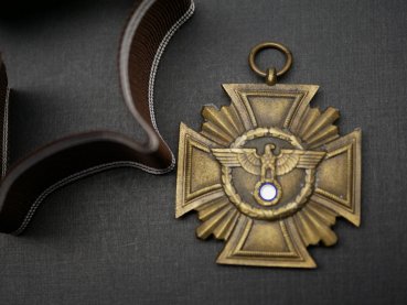 NSDAP service award in bronze, zinc bronzed on ribbon in the brown award box