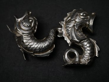 Preview: Paar figürliche Salz- und Pfefferstreuer - plastische Delfine - 925er Silber vom Hersteller Schleißner Hanau