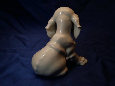 Preview: Allach - Dackelwelpe sitzend - Weißes Porzellan. Entwurf Theodor Kärner, Modell-Nr. "2"