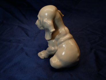 Preview: Allach - Dackelwelpe sitzend - Weißes Porzellan. Entwurf Theodor Kärner, Modell-Nr. "2"