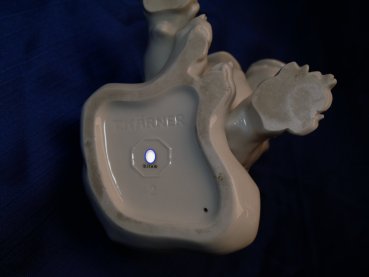 Allach - Dackelwelpe sitzend - Weißes Porzellan. Entwurf Theodor Kärner, Modell-Nr. "2"