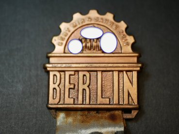 Preview: Abzeichen Berlin - Gebt mir 4 Jahre Zeit am Seidenband Gau Westfalen-Süd 491