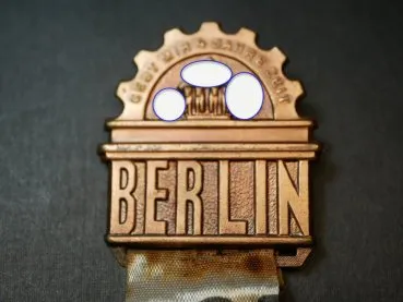 Abzeichen Berlin - Gebt mir 4 Jahre Zeit am Seidenband Gau Westfalen-Süd 491