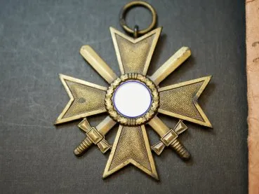 KVK - Kriegsverdienstkreuz 2. Klasse mit Schwerter Hersteller 67 H. Kreisel, Gablonz + Tüte Gustav Hörter, Pforzheim