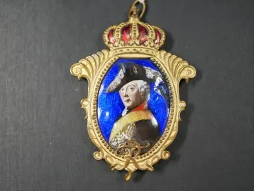 Anhänger / Medaillon - Bekröntes Bildnis von König Friedrich II. von Preußen und Initialen für Fridericus Rex