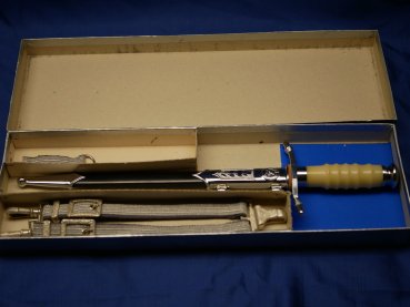 Preview: Geschenkdolch - NVA Offiziersdolch mit gravierter Klinge "für ausgezeichnete Leistungen" mit Gehänge in Schachtel