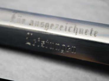 Preview: Geschenkdolch - NVA Offiziersdolch mit gravierter Klinge "für ausgezeichnete Leistungen" mit Gehänge in Schachtel