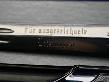 Preview: Geschenkdolch - NVA Offiziersdolch mit gravierter Klinge "für ausgezeichnete Leistungen" mit Gehänge in Schachtel
