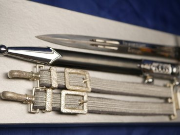 Geschenkdolch - NVA Offiziersdolch mit gravierter Klinge "für ausgezeichnete Leistungen" mit Gehänge in Schachtel