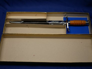 Preview: Geschenkdolch / Abschiedsgeschenk - NVA Offiziersdolch mit gravierter Scheide "Dank und Anerkennung 1990" in Schachtel