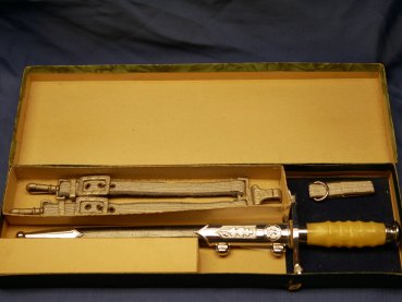 Preview: DDR / NVA Ehrendolch der Offiziere, Hersteller Mühlhausen mit dem frühen 3 Loch Gehänge in nummerngleicher Schachtel