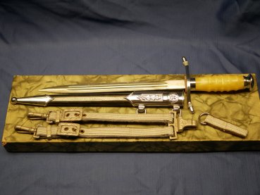 Preview: DDR / NVA Ehrendolch der Offiziere, Hersteller Mühlhausen mit dem frühen 3 Loch Gehänge in nummerngleicher Schachtel