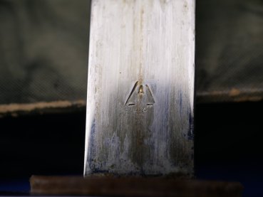 Preview: DDR / NVA Ehrendolch der Offiziere, Hersteller Mühlhausen mit dem frühen 3 Loch Gehänge in nummerngleicher Schachtel