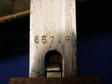 Preview: DDR / NVA Ehrendolch der Offiziere, Hersteller Mühlhausen mit dem frühen 3 Loch Gehänge in nummerngleicher Schachtel