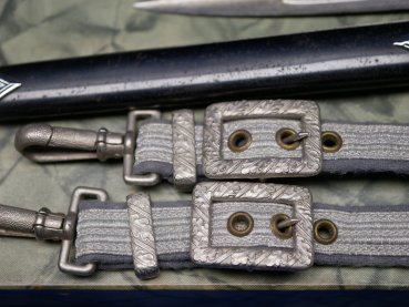 DDR / NVA Ehrendolch der Offiziere, Hersteller Mühlhausen mit dem frühen 3 Loch Gehänge in nummerngleicher Schachtel